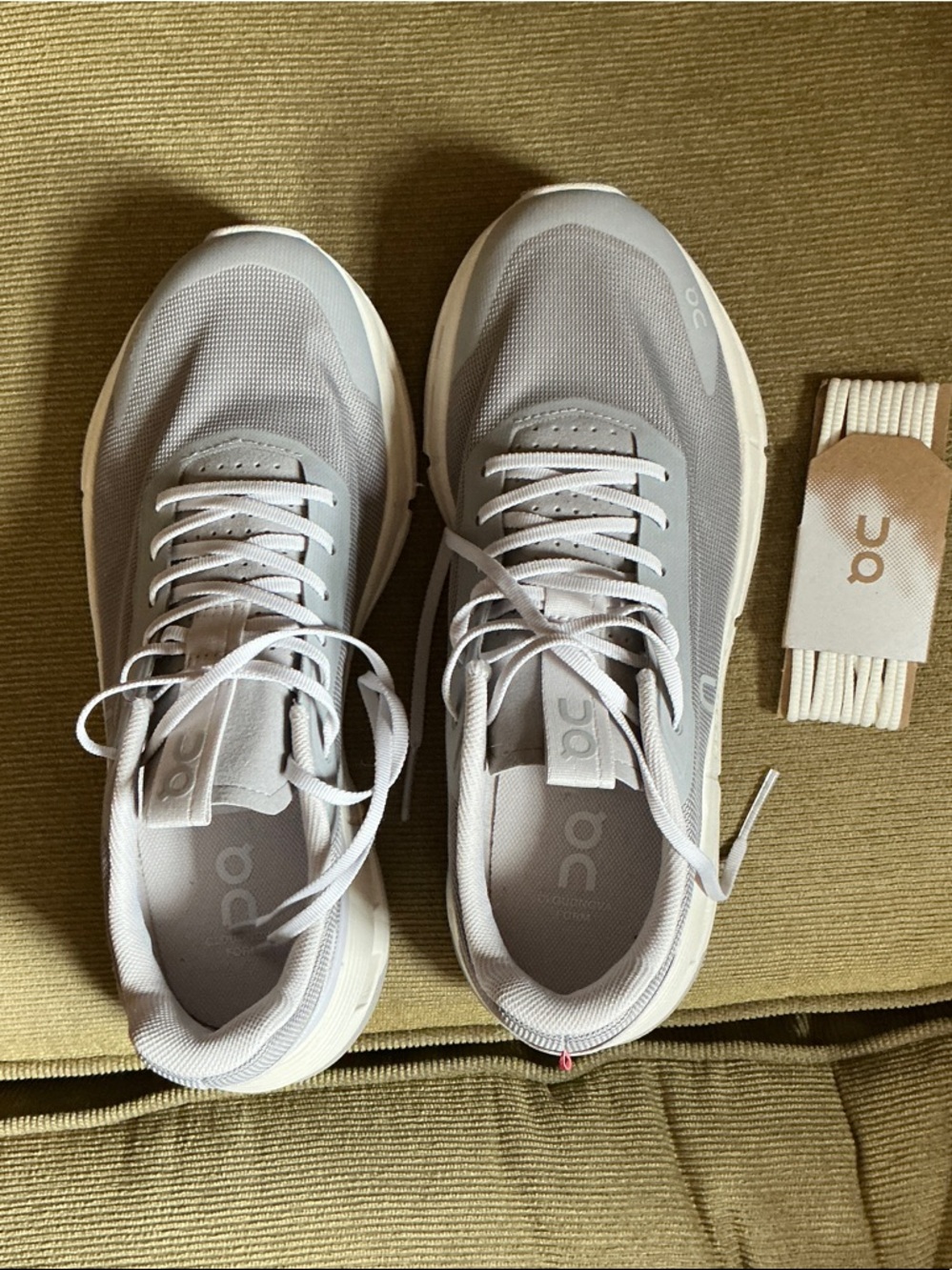 On Running size women’s 7,5 Gray White  Sneakers New without tags extra laces